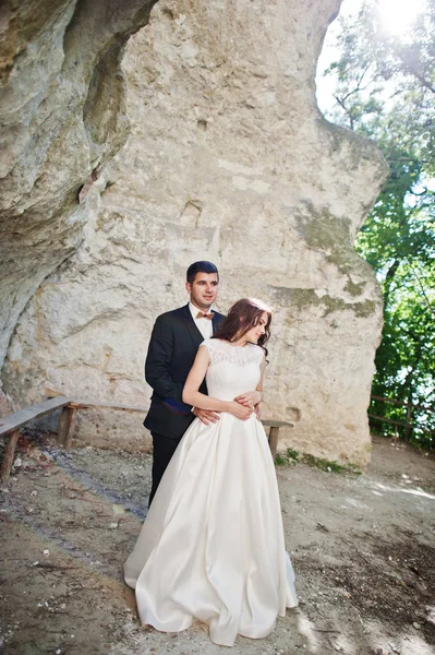 Casamento casal contra caverna no dia de verão . — Fotografia de Stock