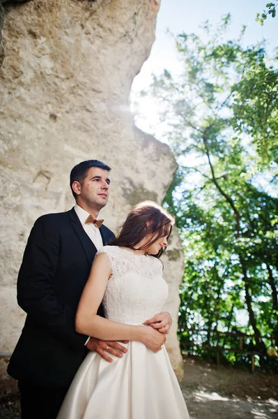 夏の日の洞窟に対して結婚式のカップル. — ストック写真