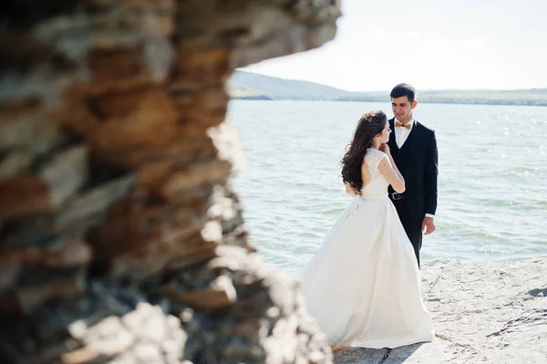 Matrimonio coppia a paesaggio mozzafiato con roccia e lago . — Foto Stock