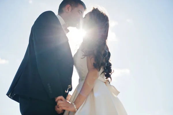 Embrasser couple amoureux de mariage sur la lumière du soleil . — Photo