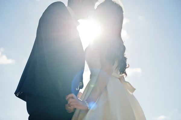 Цілує люблячу весільну пару на сонячному світлі . — стокове фото