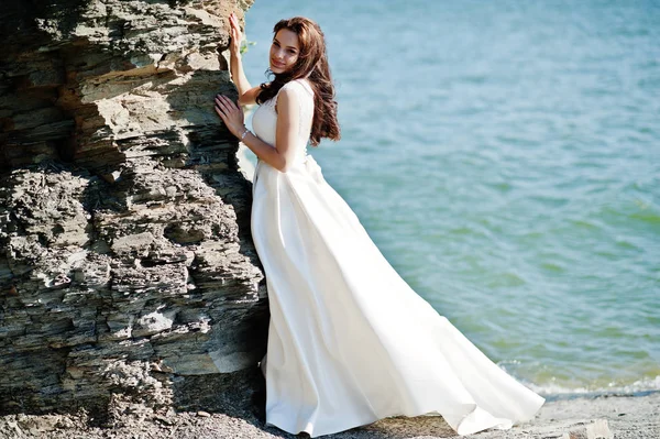 Encantadora novia cerca de la roca con paisaje marino . — Foto de Stock