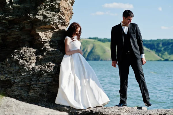 婚礼情侣在惊险的风景与岩石和湖. — 图库照片