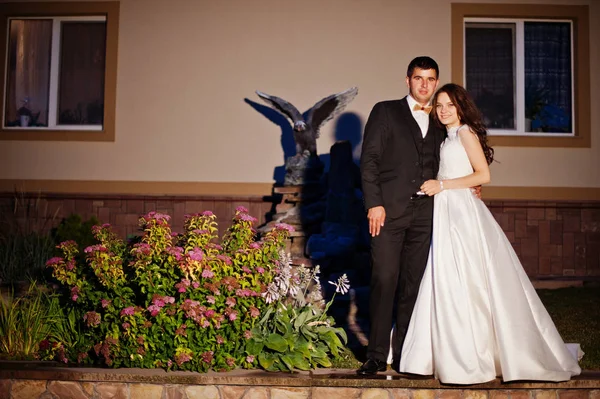 Casamento abraços casal à noite no amor . — Fotografia de Stock