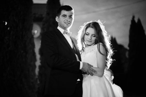 Boda pareja abrazos en la noche en el amor . — Foto de Stock