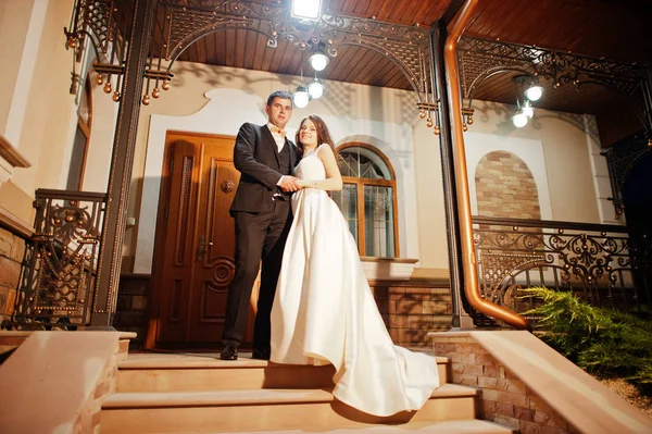 Casamento abraços casal à noite no amor . — Fotografia de Stock