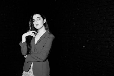 Studio siyah tuğla w karşı kırmızı ceket şık esmer kız