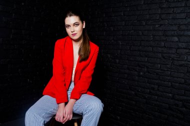 Studio siyah tuğla w karşı kırmızı ceket şık esmer kız