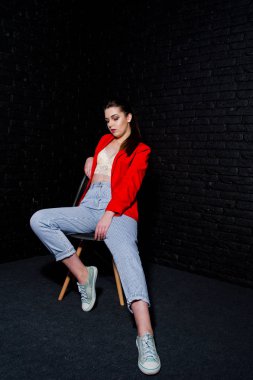 Studio siyah tuğla w karşı kırmızı ceket şık esmer kız