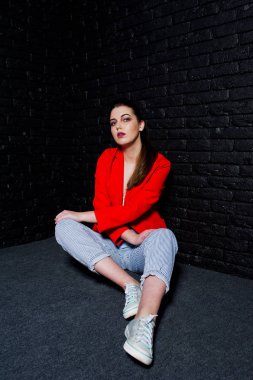 Studio siyah tuğla w karşı kırmızı ceket şık esmer kız