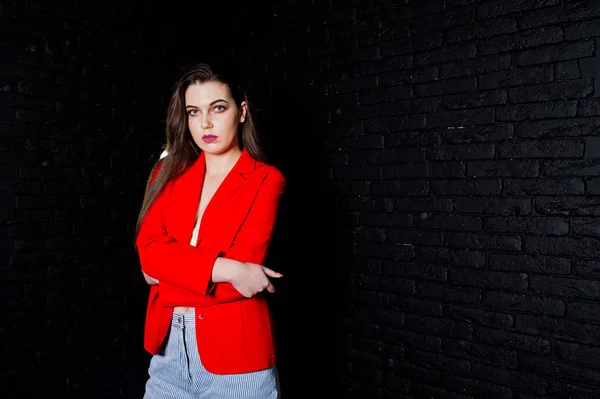 Elegante chica morena en chaqueta roja contra el estudio de ladrillo negro w — Foto de Stock