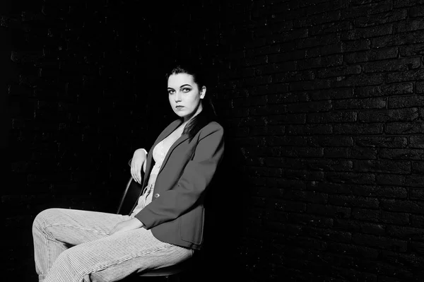 スタジオ黒レンガ w に対して赤いジャケットにスタイリッシュなブルネットの少女 — ストック写真