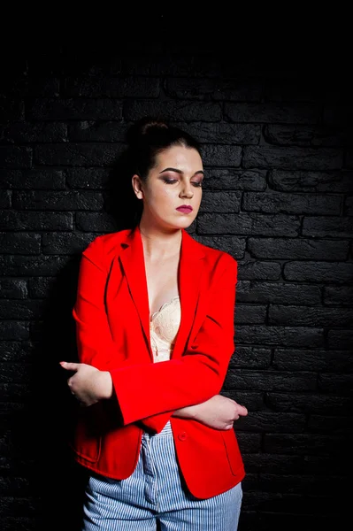 Elegante chica morena en chaqueta roja contra el estudio de ladrillo negro w —  Fotos de Stock