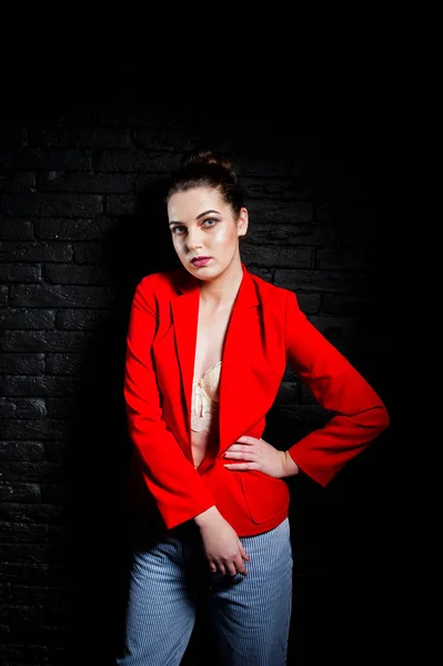 Elegáns barna lány piros kabát ellen stúdió fekete tégla w — Stock Fotó