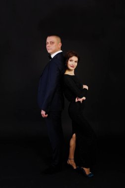 Üzerinde siyah gece elbisesi içinde Elegance kadın elbiseli adamla poz 