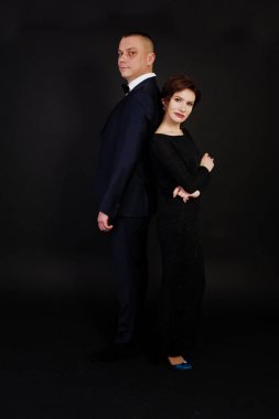 Üzerinde siyah gece elbisesi içinde Elegance kadın elbiseli adamla poz 