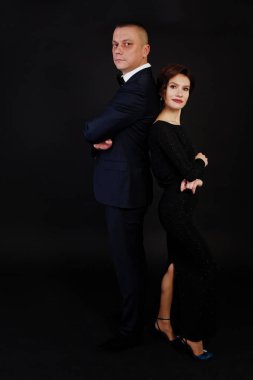 Üzerinde siyah gece elbisesi içinde Elegance kadın elbiseli adamla poz 