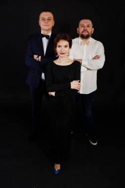 Siyah gece elbisesi içinde Elegance kadın elbiseli iki adam ile poz verdi