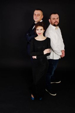 Siyah gece elbisesi içinde Elegance kadın elbiseli iki adam ile poz verdi