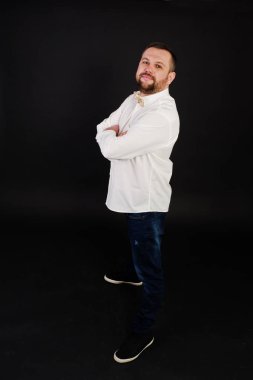 Papyon ile tişörtlü şık sakallı adam izole studio poz verdi.