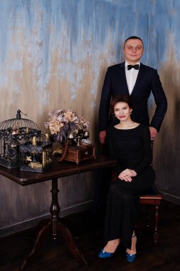 Üzerinde siyah gece elbisesi içinde Elegance kadın elbiseli adamla poz 