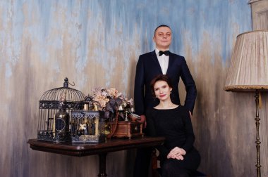 Üzerinde siyah gece elbisesi içinde Elegance kadın elbiseli adamla poz 