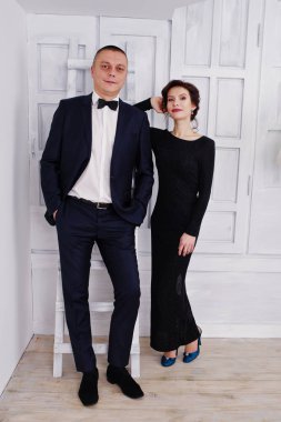 Üzerinde siyah gece elbisesi içinde Elegance kadın elbiseli adamla poz 