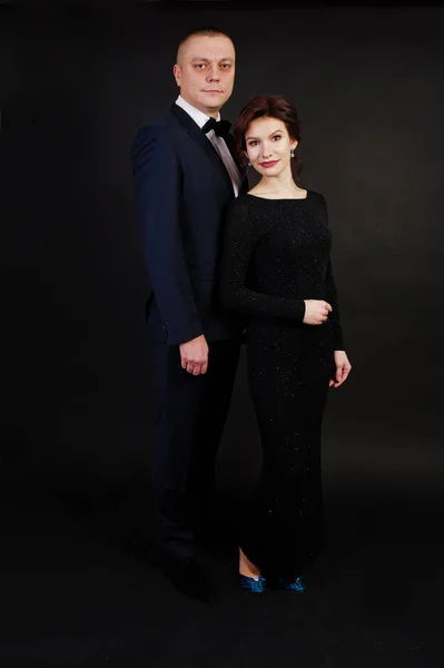 Eleganz Frau im schwarzen Abendkleid mit Mann im Anzug posierte auf — Stockfoto