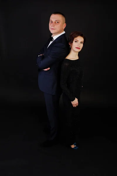 Eleganz Frau im schwarzen Abendkleid mit Mann im Anzug posierte auf — Stockfoto
