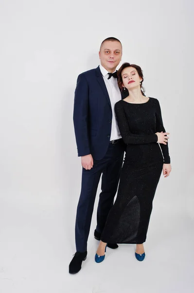 Mulher elegante em vestido de noite preto com homem de terno posou em — Fotografia de Stock