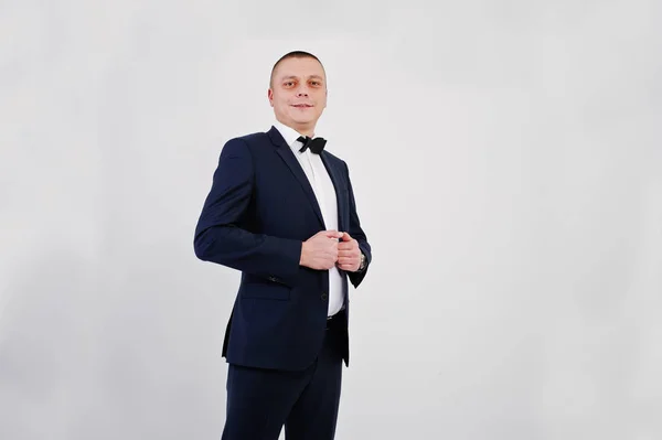 Stylish man in suit posed on studio isolated on white. — Stock Photo, Image