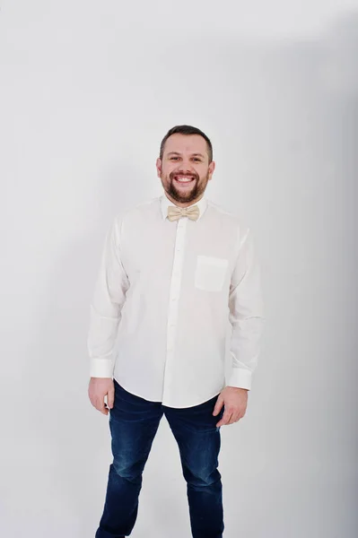 Στιλάτα γένια άνθρωπος στο πουκάμισο με παπιγιόν ποζάρει στο studio απομονωμένες — Φωτογραφία Αρχείου