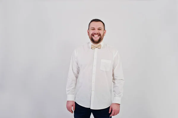 Homem de barba elegante na camisa com gravata arco posado no estúdio isolado — Fotografia de Stock