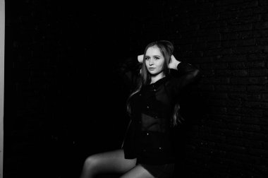 Esmer kız sutyen ve şort ile siyah bluz stüdyo çekim