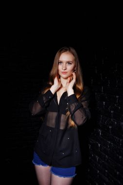 Esmer kız sutyen ve şort ile siyah bluz stüdyo çekim