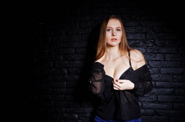 Esmer kız sutyen ve şort ile siyah bluz stüdyo çekim