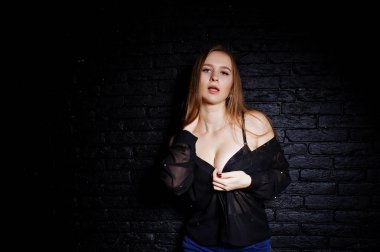 Esmer kız sutyen ve şort ile siyah bluz stüdyo çekim