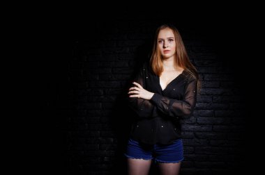 Esmer kız sutyen ve şort ile siyah bluz stüdyo çekim