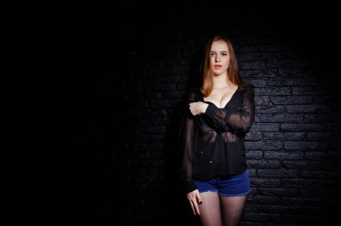 Esmer kız sutyen ve şort ile siyah bluz stüdyo çekim