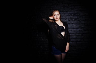 Esmer kız sutyen ve şort ile siyah bluz stüdyo çekim