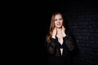 Esmer kız sutyen ve şort ile siyah bluz stüdyo çekim