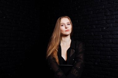 Esmer kız sutyen ve şort ile siyah bluz stüdyo çekim