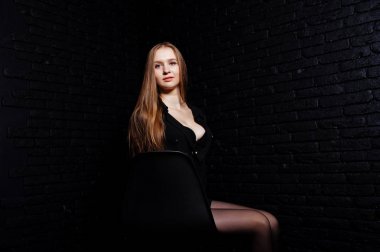 Esmer kız sutyen ve şort ile siyah bluz stüdyo çekim