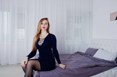 Esmer kız yatak, tunik, stüdyo çekim.