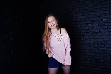 Esmer kız kot şort ile pembe kazak, stüdyo çekim bir