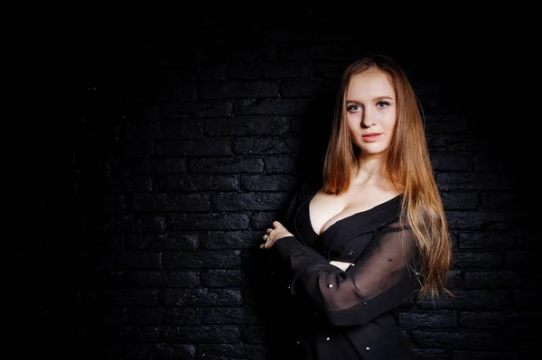 Studio shot de fille brune en chemisier noir avec soutien-gorge et short — Photo