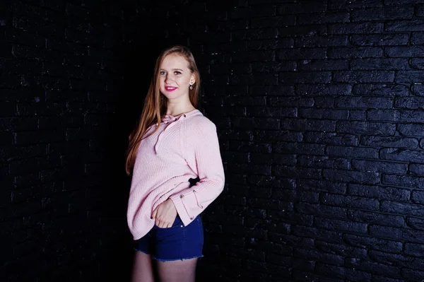 Studio shot de fille brune au pull rose avec jeans shorts a — Photo