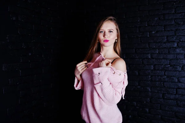 Studio shot van brunette meisje op de roze trui met jeans shorts een — Stockfoto