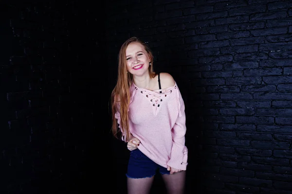 Studio shot van brunette meisje op de roze trui met jeans shorts een — Stockfoto