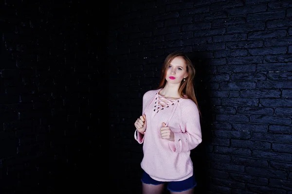 Studio shot de fille brune au pull rose avec jeans shorts a — Photo